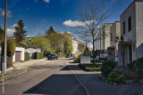 Fototapeta Naklejka Na Ścianę i Meble -  Wohngebiet, Straße, Einfamilienhaus, Reihenhaus, Haus, Leipzig, Sachsen