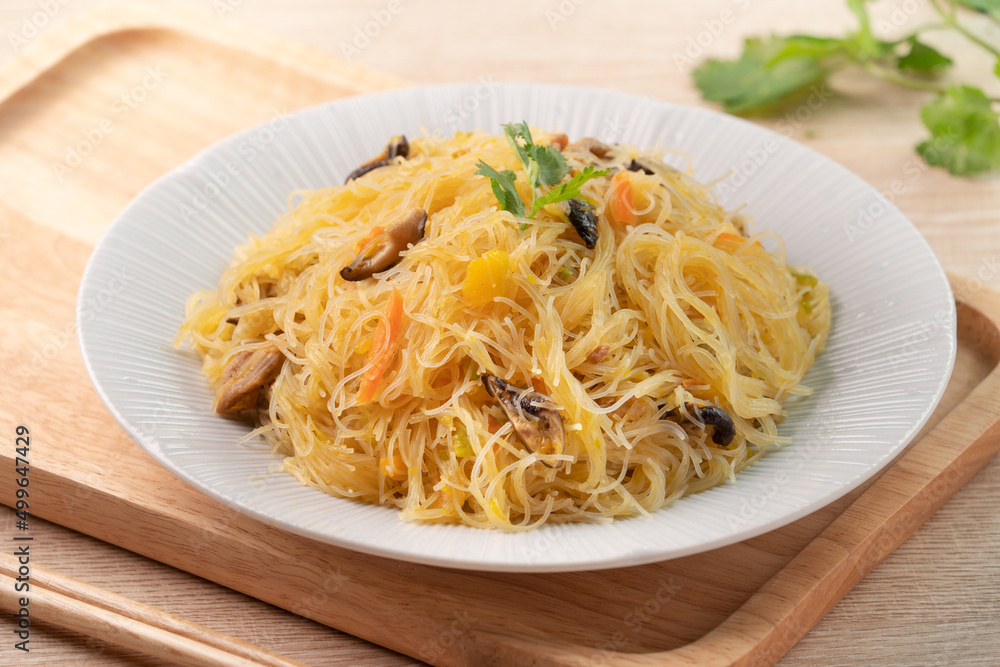 Rice vermicelli noodles stir-fried with boiled pumpkin.