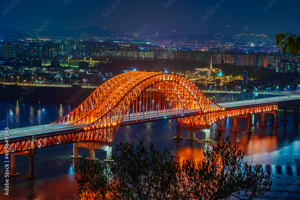 Obraz premium Bridge of Seoul Banghwa bridge beautiful Han river at night, Seoul, South Korea.