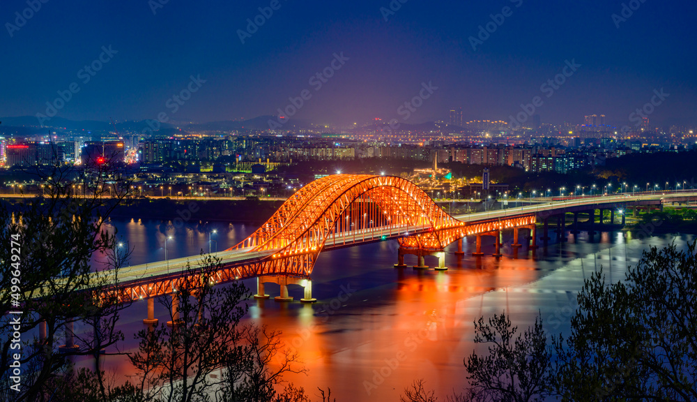 Obraz premium Bridge of Seoul Banghwa bridge beautiful Han river at night, Seoul, South Korea.