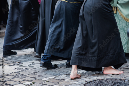 Detalle de un cofrade descalzos empujando un paso de Semana Santa en España. Cofradía de la Oración del Huerto, Valladolid.