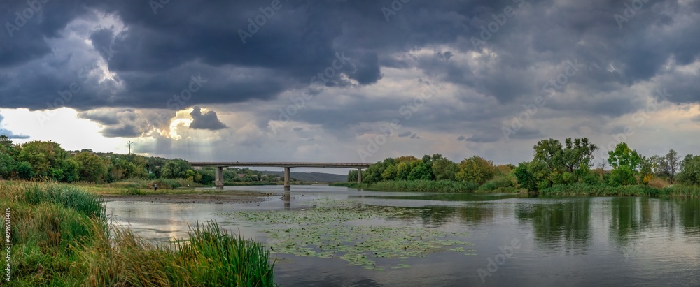 Foto Dark rain clouds over the Southern Bug river