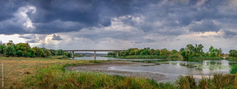 Fotografia Dark rain clouds over the Southern Bug river