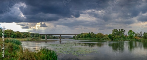 Fotografía Dark rain clouds over the Southern Bug river