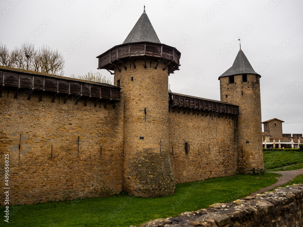imagen de dos torres redondas y la muralla del castillo de Carcassonne 