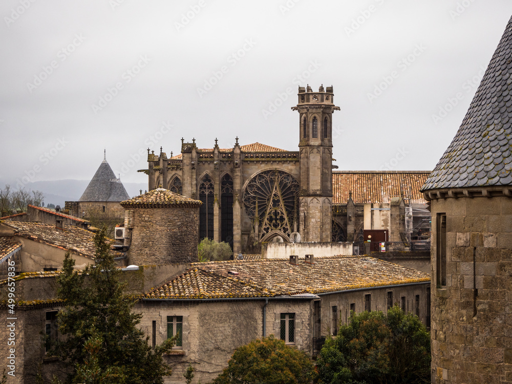 imagen de la catedral de Carcassonne con el resto de edificios delante 