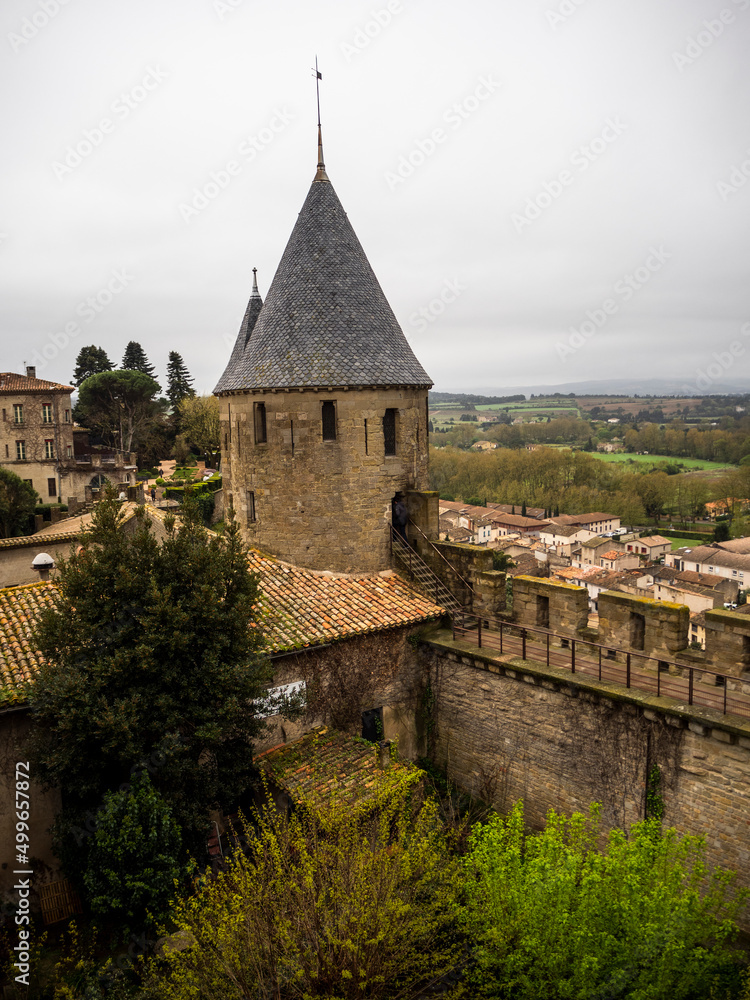 imagen de una torre del castillo de Carcassonne y parte de la muralla