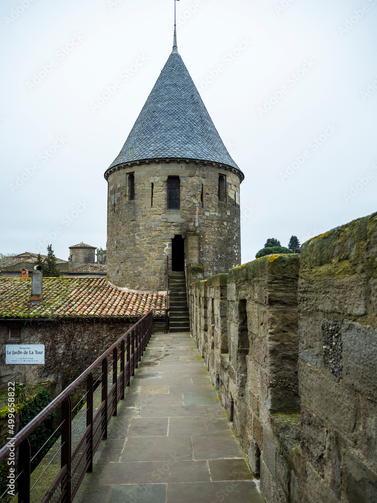 torre del castillo de Carcassonne con un trozo de muralla 