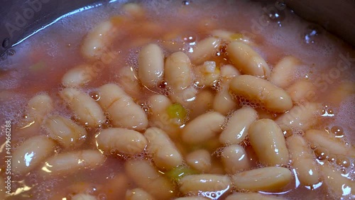 Cooking white beans with vegetables