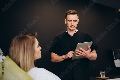 Εκτύπωση καμβά Male doctor using digital tablet in clinic
