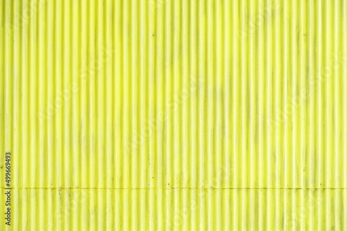 黄色く塗られたトタン板