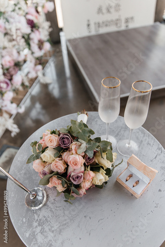 wedding details - bouquet with glasses and rings