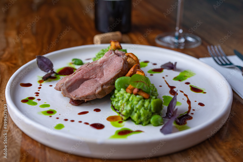 Hiszpańskie dania podawane w restauracji z ciekawymi dekoracjami Hiszpańskie dania podawane w restauracji z ciekawymi dekoracjami