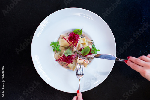 Ekskluzywne danie w drogiej restauracji kolorowo ozdobione ułożone na talerzu 
