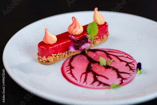 Ekskluzywne danie w drogiej restauracji kolorowo ozdobione ułożone na talerzu 