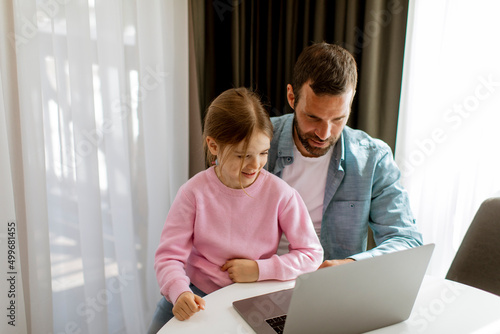 Father and daughter using l...