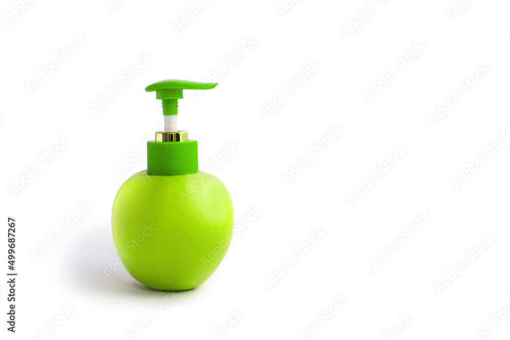 Obraz premium Apple with a dispenser on a white background. Green apple with plastic dispenser isolated on white background. The concept of natural cosmetic skin creams or soaps. Free space for text