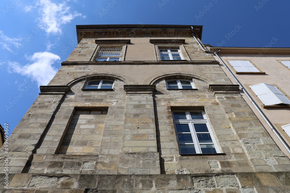 Immeuble typique, vu de l'extérieur, ville de Thiers, département du Puy de Dome, France