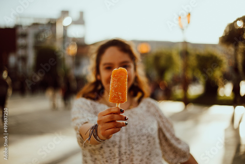 Obraz na plátne Mujer disfrutando de sus vacaciones mostrando su paleta