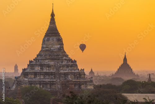 Sunrise over Bagan with air ballon © Fyle