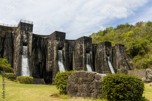 日本の香川県観音寺市の豊稔池堰堤の美しいダム