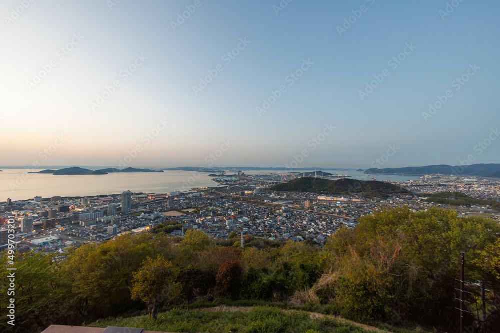 Obraz premium 日本の香川県丸亀市の青ノ山から見た瀬戸大橋の美しい夜景