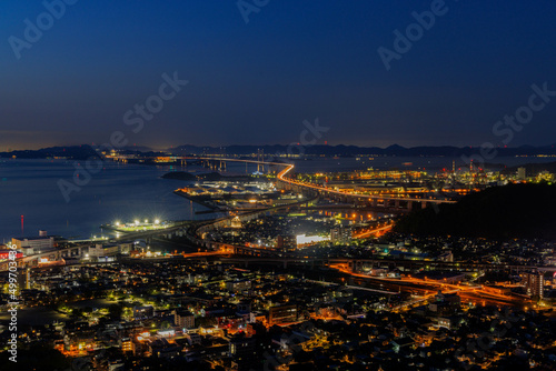 日本の香川県丸亀市の青ノ山から見た瀬戸大橋の美しい夜景 © 仁 藤原