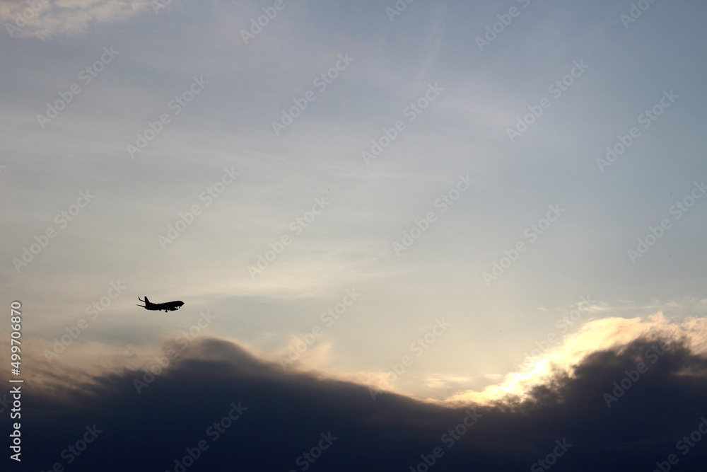 沖縄県宮古島　夕暮れ空と飛行機のシルエット