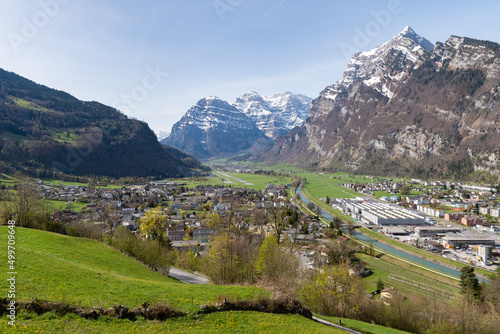 Fototapeta Fascinating mountain panorama in Mollis in Switzerland