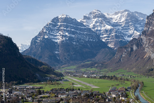 Fotografia Mollis airport in a fantastic mountain scenery in Switzerland