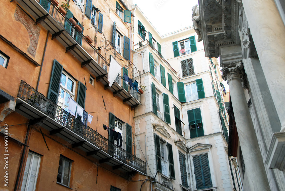Ville de Gênes, ses façades colorées, sculpture, bateaux, Italie