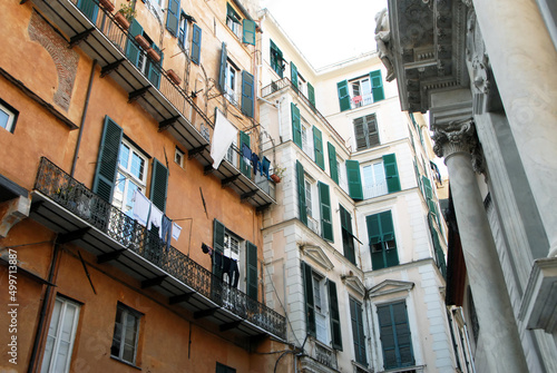 Ville de Gênes, ses façades colorées, sculpture, bateaux, Italie