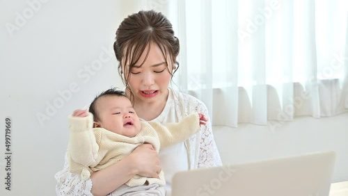 赤ちゃん連れでの在宅ワークは難しいママさん	
 photo