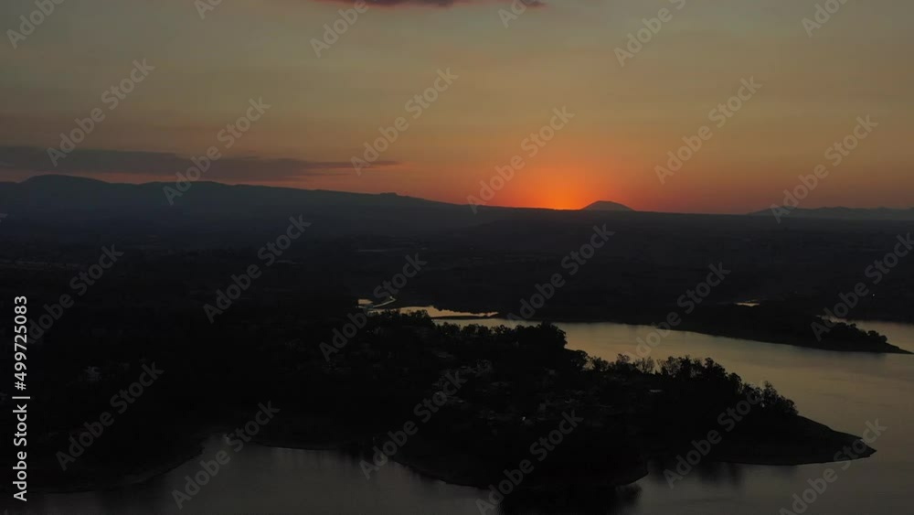 Puesta de Sol sobre un lago Puesta de Sol sobre un lago