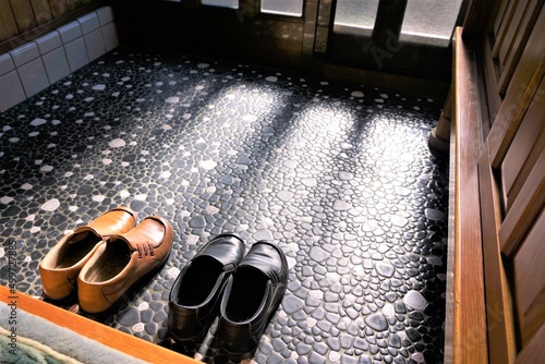 玄関に並ぶ高齢者の靴