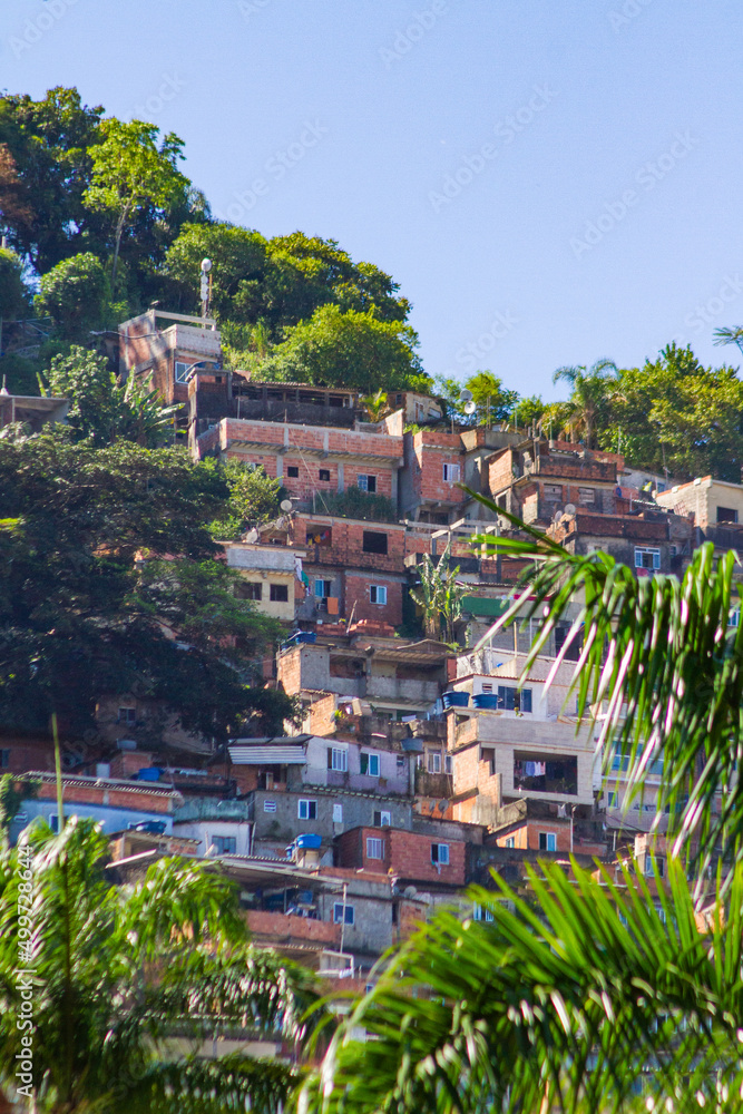 Obraz premium Santa Marta Favela seen from Botafogo neighborhood in Rio de Janeiro, Brazil.