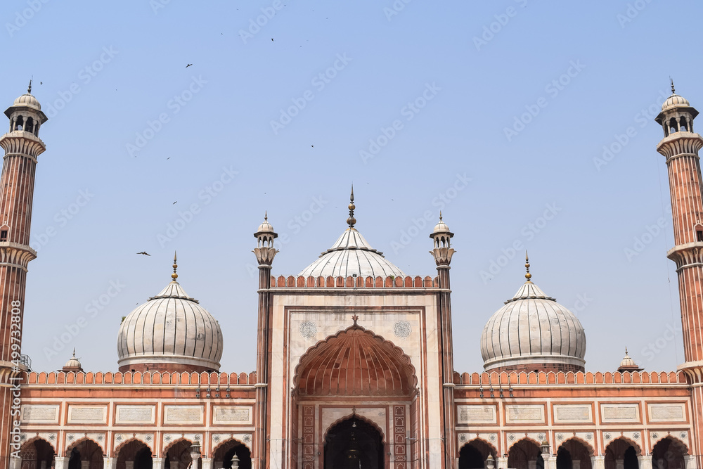 Obraz premium The spectacular architecture of the Great Friday Mosque (Jama Masjid) in Delhi during Ramzan season, the most important Mosque in India, Jama Masjid Mosque, Old town of Delhi 6, India