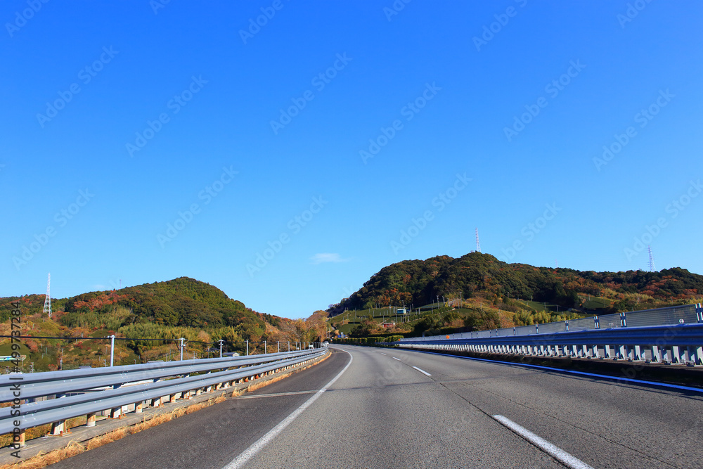 Obraz premium 秋の東名高速道路をドライブ