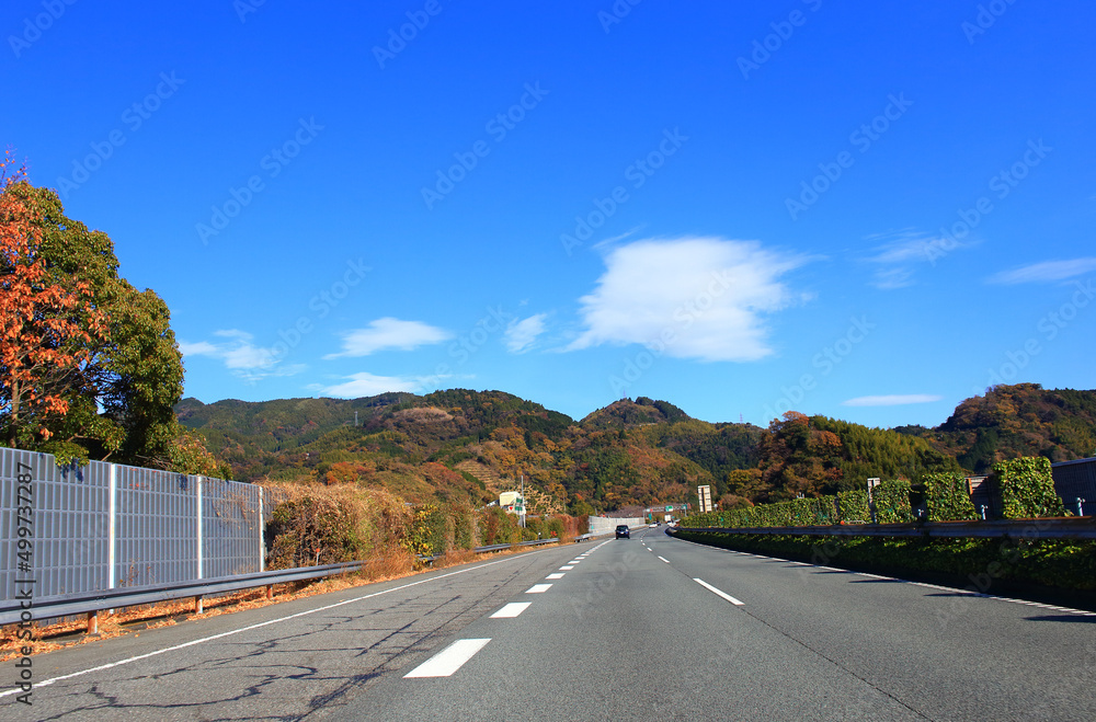 秋の東名高速道路をドライブ 秋の東名高速道路をドライブ