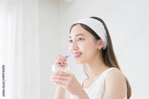 女性　歯磨き