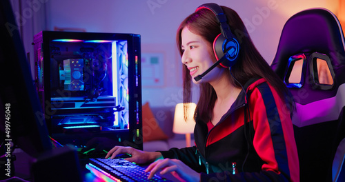 girl gamer play PC game