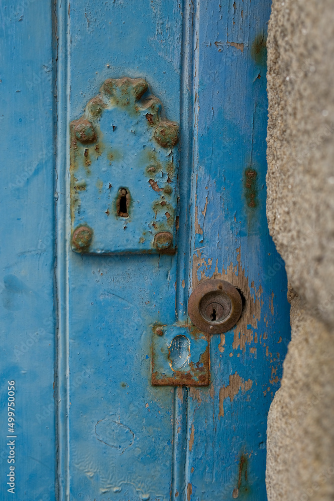 vieilles serrures sur une porte bleue