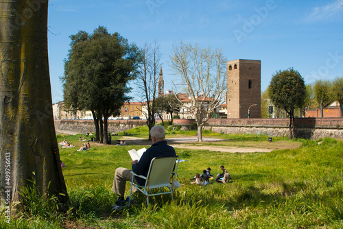 Italia, Toscana, la città di Firenze. Gente sulla riva del fiume Arno, nel centro città. © gimsan