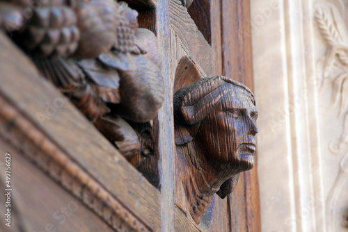 Italia, Toscana, la città di Firenze. Particolare del portone della chiesa di Santa Croce.