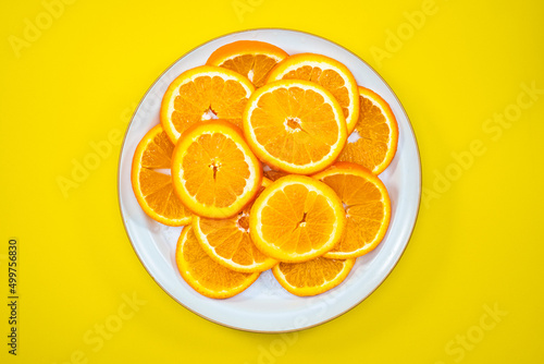 採れたて新鮮な美味しくて甘い黄色のオレンジ