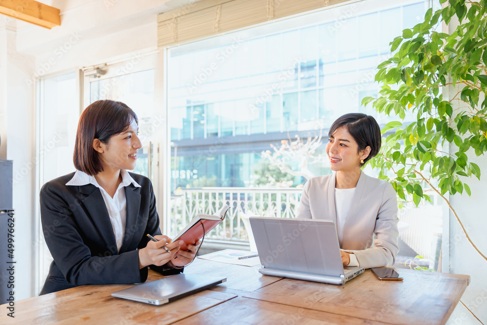 相談して仕事をする2人の女性