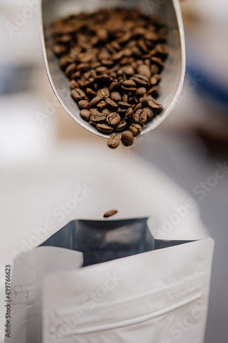 Nasypywanie ziaren kawy do pojemnika