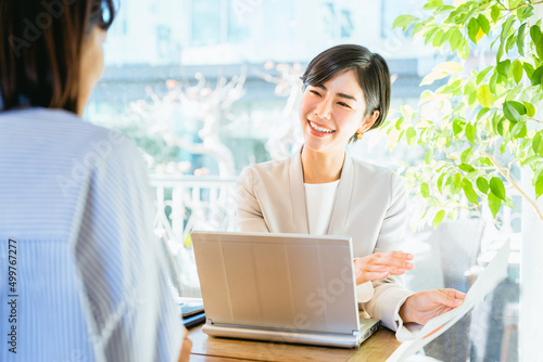 説明を聞く女性（顧客・提案・案内）