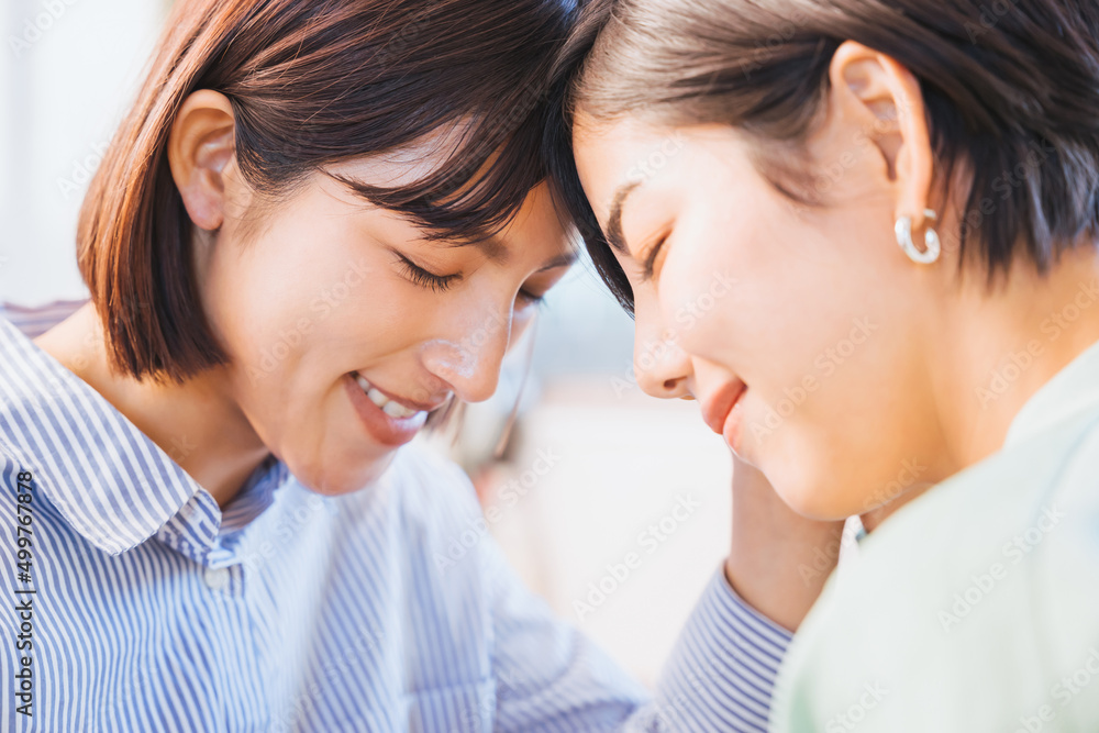 おでこをくっつけ合う2人の女性 おでこをくっつけ合う2人の女性