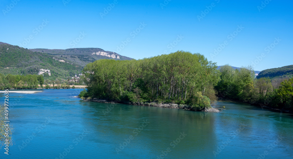 Paysage de printemps sur les berges du fleuve Rhône aux alentours du village de Lagnieu dans le département de l'Ain